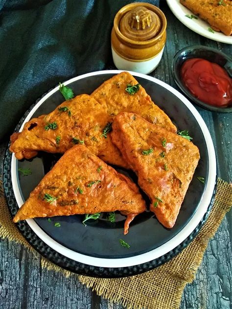 Bread Pakoda, At Home Aesthetic, Potato Stuffing, Bread Pakora, Garlic Recipes, Indian Street Food, Home Aesthetic, Indian Spices, Potato Recipes