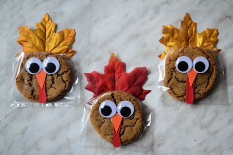 Turkey Cookies For Kids, Thanksgiving School Treats, Thanksgiving Candy Crafts, Thanksgiving Goodie Bag, Party Favor Ideas For Kids, Party Favour Ideas, Thanksgiving Table Favors, Thanksgiving Food Crafts, Thanksgiving Candy