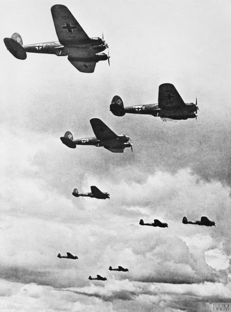 A formation of Heinkel He 111 bombers. Primary History, Ww2 Photos, Military Pictures, Japon Illustration, Battle Of Britain, Wwii Aircraft, Ww2 Aircraft, Hiroshima, Military History