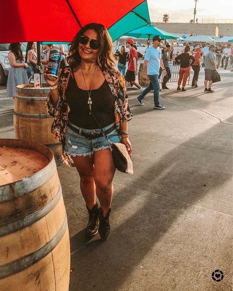 Short Cowboy Boots Outfit Summer, Short Cowgirl Boots Outfit, Cowboy Boot Outfits Women, Ankle Boots Outfit Summer, Concert Festival Outfit, Cowgirl Boots Outfit Summer, Shorts And Cowboy Boots Outfit, Cowboy Boots Outfit Summer, Boots And Shorts