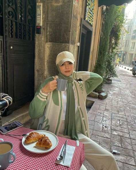 Hijab With Hat Outfit, Hijab And Hat Outfit, Hijabi Hat Outfits, Hijab With Hat Style Summer, Hijab Fashion With Cap, Cap Inspo Outfit, Hijabi Cap Outfit, Cap Hijab Style, Hijab With Cap Style