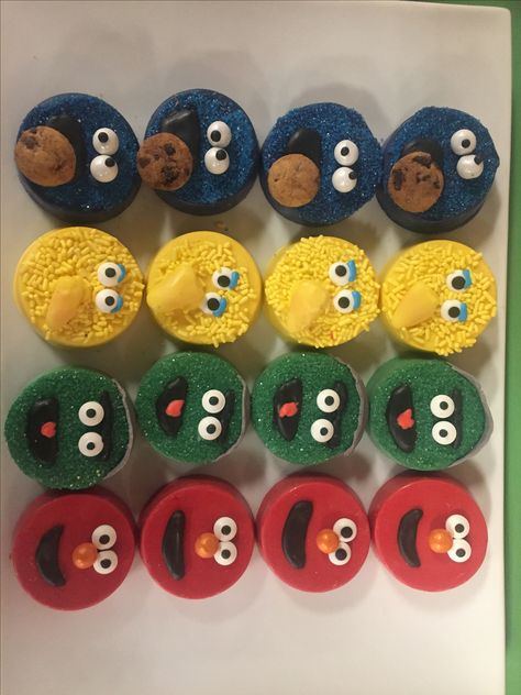 Sesame Street Chocolate Covered Oreos, Sesame Street Oreos, Decorated Oreo Cookies, Chocolate Covered Oreos Ideas, Chocolate Covered Oreo Ideas, Oreo Pucks, Halloween Chocolate Covered Oreos, Cake Puck, Decorated Oreos