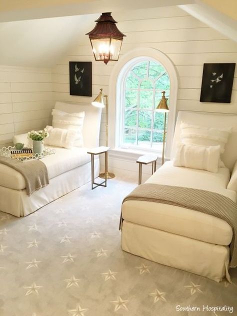 Farmhouse Style Bedroom Decor, Modern Farmhouse Style Bedroom, Bedroom Furniture Layout, Guest Bedroom Design, Small Bedroom Furniture, Interior Design Minimalist, Farmhouse Style Bedrooms, Modern Farmhouse Bedroom, Twin Beds