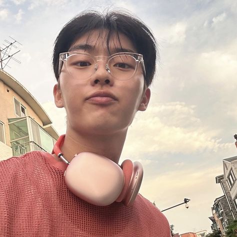 choi hyun wook Choi Hyun Wook, Choi Hyunwook, Headphones For Iphone, Iphone Pink, Airpods Max, Handsome Korean Actors, Dolby Atmos, Korean Actresses, Apple Airpods