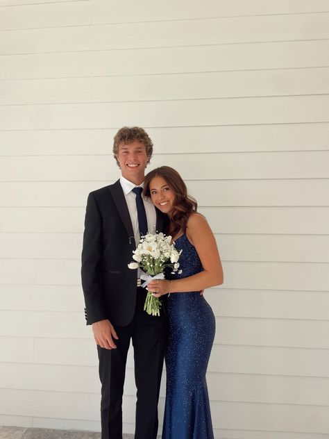 Prom Poses For Couples, Couple Prom Pictures, Couples Prom Pictures, Dark Blue Prom Dress, Couple Prom, Homecoming Poses, Prom Bouquet, Prom Pictures Couples, Prom Picture Poses