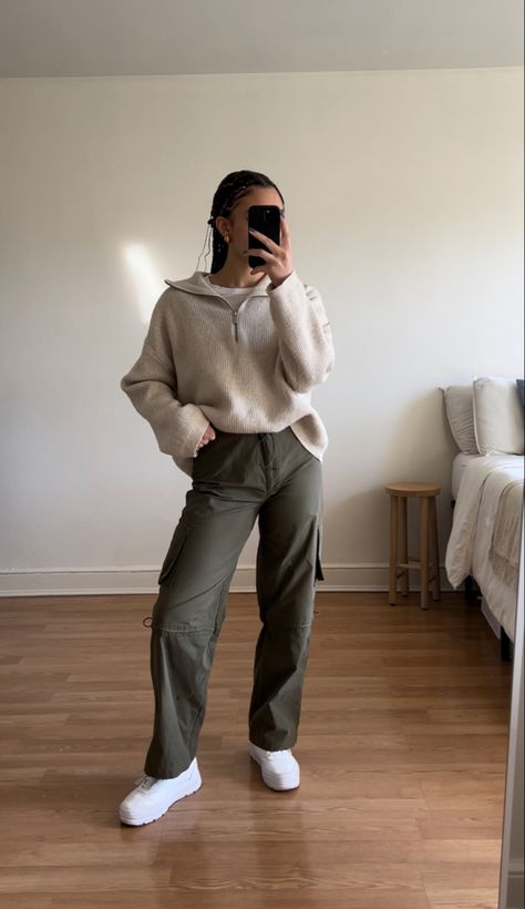 Cargo Pants Outfit Fall, Green Cargo Pants Outfit, Comfy Spring Outfits, Cargo Pants Outfit Women, Cargo Outfit, Cargo Pants Outfits, Grey Cargo Pants, Winter Pants Outfit, Skandinavian Fashion