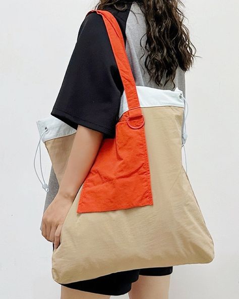 Made with durable water-resistant material and available in 3 chic colors, this super tote bag will be your must-have accessory for the coming season.🛍 👉Link in Bio. #ToteTrends #BeachDayReady #ToteEssentials #shopdehome #dehomebag