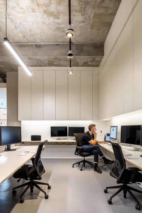 Workspace Office Design Industrial Modern, Basic Office Design, Workspace Design Home, Small Shared Office Space, Loreal Office, Concrete Floor Office, Tech Office Interior Design, Architecture Studio Workspace, Engineering Office Design