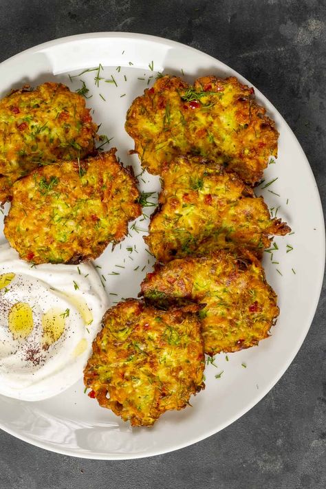 Crispy on the outside and moist on the inside, these mucver are the best vegetarian dinner or appetizer. #turkishfood #mucver Wfpb Vegan, Green Eating, European Cuisine, Zucchini Fritters, Turkish Food, Mediterranean Cuisine, European Food, Middle Eastern Recipes, Vegetarian Dinner