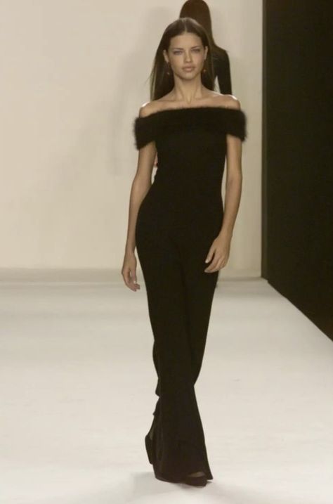 Gossip Girl Hamptons, Adriana Lima Fashion, Black Dress Runway, Runway Model Aesthetic, Catwalk Dress, Black Dress Elegant, Hamptons New York, Money Dress, Models 90s