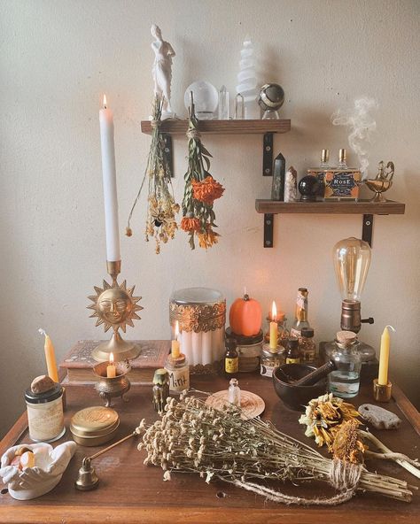 Witches Altar Ideas, Witchcraft Altar Ideas, Witch Altar Inspiration, Altar Ideas Sacred Space, Solar Witch, Pagan Alter, Crystal Alter, Sacred Altar, Goddess Altar