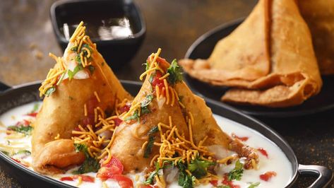 Keema Samosa, House Indian, Samosa Chaat, Sweet Milk, Samosa Recipe, Sbs Food, Chaat Recipe, Vegetarian Snacks, Indian Restaurant