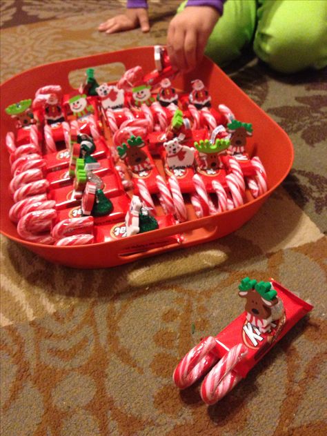 Mini candy sleighs for classroom stocking stuffers. Will use different candy cane flavor. Not the peppermint. Candy Sleigh, Christmas Candy Gifts, Easy Diy Christmas Gifts, Candy Crafts, Christmas Favors, Christmas School, Navidad Diy, Christmas Classroom, Christmas Snacks