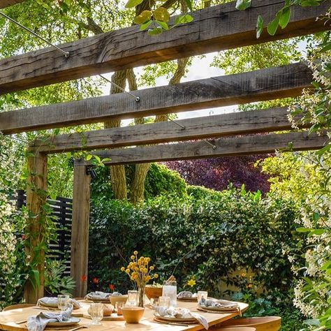 Garden Eating Spaces, Outdoor Eating Spaces Backyards, Pergola Dining Area, Pergola Dining, Garden Dining Area, Oak Pergola, Outdoor Eating Spaces, Rustic Pergola, Garden Desig