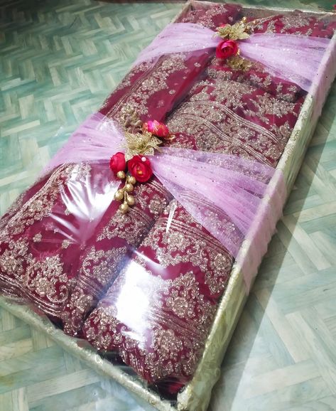 How to pack wedding dresses for bride.. wedding dresses Gift packing Idaes Gifts Packing Ideas Wedding, Bridal Dresses Packing Ideas, Lengha Packing Ideas, Wedding Dress Gift Packing Ideas, Bridal Packing Ideas Indian, Bridal Gift Packing Ideas, Dress Packing Ideas Wedding Indian, Dulhan Clothes Packing, Paking Idea Dress