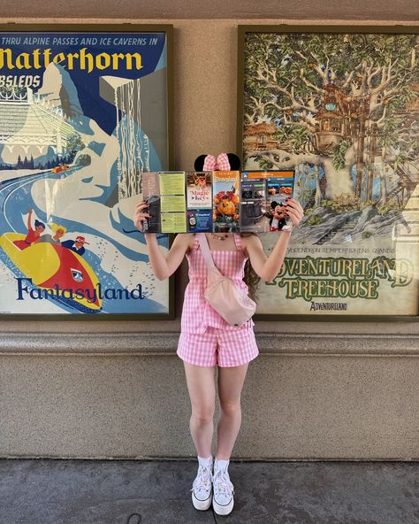 i got to go to disney with lucy and you didn’t🫵🤣 Cute Disney World Pictures, Disney World Inspo Pics, Disney Traditions Outfit, Disney February Outfits, Disney Story Instagram, Disneyland Aesthetic Pictures, Disney Trip Aesthetic, Summer Disney Outfits, Disneyland Paris Aesthetic