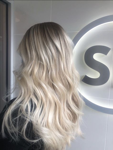 Bright Blonde Smudge Root, Shadow Root Vs Balayage, Full Foil Highlights Blonde With Shadow Root, Cream Blonde Hair Balayage Dark Roots, Beige Blonde With Shadow Root, White Blonde With Shadow Root, Blonde Balayage Cool Tone, Blonde Hair Root Shadow, Blonde Hair With Root Shadow