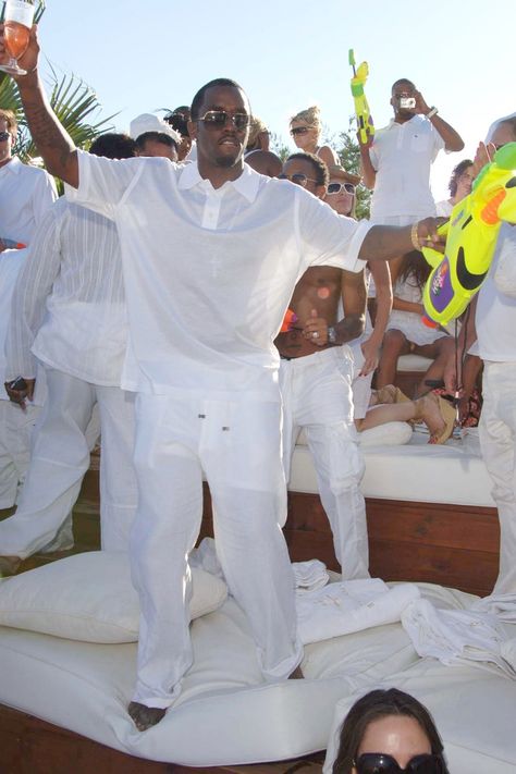 P Diddy All White Party, All White Outfit Yatch Party, Diddy White Party, Summer White Party Outfit, All White Pool Party Outfit, Festa All White, White Boat Party Outfit, White Party Outfit Summer, Mens White Outfit