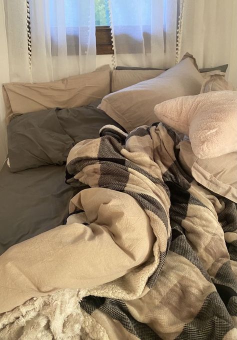 Blanket Stack Aesthetic, Cozy Plush Bedroom, Pillow And Blanket Aesthetic, Lots Of Blankets On Bed, Fluffy Cozy Bedding, Brown Bed Aestethic, Cozy Room Aesthetic Blankets, Quilt Bed Aesthetic, Cozy Teen Bed