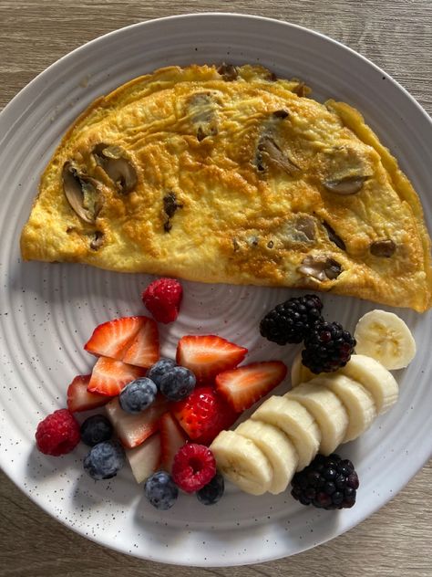 Mushrooms omelette, banana, blackberries, blueberries and strawberries. Healthy Eating Meal Plan, Healthy Homemade Recipes, Healthy Food Motivation, Healthy Lifestyle Food, Healthy Foodie, Morning Food, Wholesome Food, Food Obsession, Pretty Food