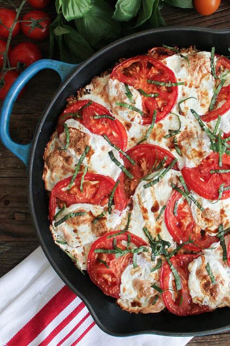 This Caprese Quinoa Bake Will Have You Begging For Seconds Caprese Quinoa, Quinoa Bake, Caprese Recipes, Pizza Margherita, Pizza Hut, Quinoa Recipes, Cast Iron Skillet, Meatless Meals, Iron Skillet