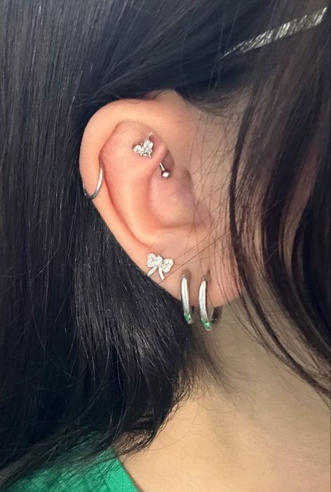 Aesthetic Industrial Piercing, Industrial And Helix Piercing, Cute Piercings Ears, Piercing Set Up, Industrial Piercing Aesthetic, Ear Aesthetic, All Ear Piercings, Ušný Piercing, Industrial Piercings