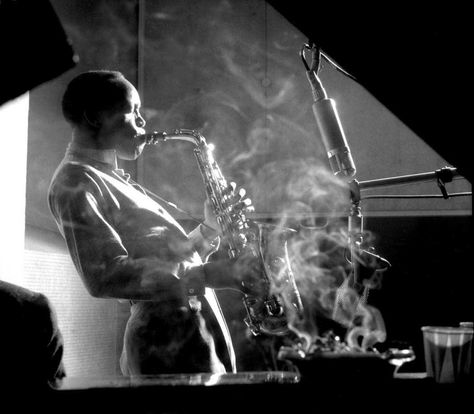 Sonny Stitt recording in New York, 1953, photo by Herman Leonard Sonny Stitt, Della Reese, Arte Jazz, Jazz Bar, Jazz Art, Billie Holiday, Jazz Club, Ray Charles, Jazz Musicians