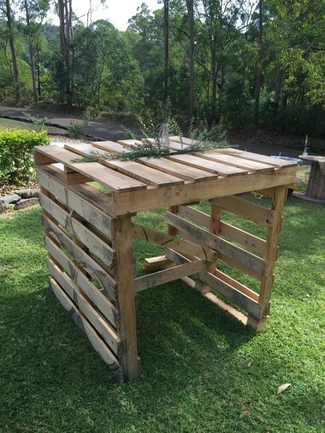 Backyard Engagement Party Ideas Decorations, Pallet Bar Table, Pallet Table Outdoor, Backyard Engagement Party, Natural Backyard, Recycled Table, Backyard Engagement, Backyard Engagement Parties, Table Palette