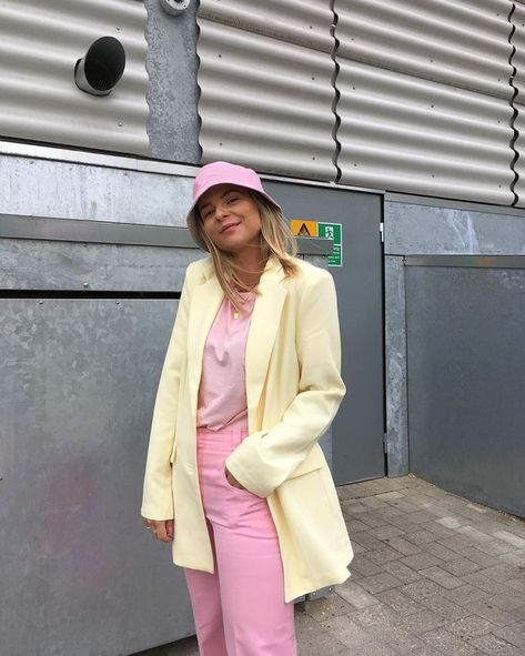 Scandinavian Influencers Outfit Ideas: Emma Moldt Scandi Influencers, Mode Pastel, Pastel Outfit, Pastel Fashion, Outfit Look, Work Outfits Women, Mode Streetwear, Basic Outfits, Colourful Outfits