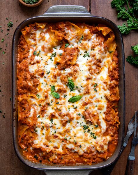 Easy Lasagna Casserole Easy Lasagna Casserole, Meaty Lasagna, Panko Crusted Chicken, Ramen Recipes Easy, Bang Bang Chicken, Lasagna Casserole, Homemade Egg Noodles, Pot Lasagna, Ricotta Pasta