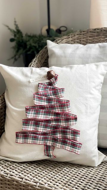 Diy Christmas Cushions Ideas, Christmas Pillow Patterns Free, Diy Christmas Pillows No Sew, Sewing Christmas Pillows, Diy Christmas Tree Pillow, Christmas Throw Pillows Diy, Christmas Pillow Covers Diy, Christmas Pillows Diy Sewing Projects, Diy Christmas Pillow Covers