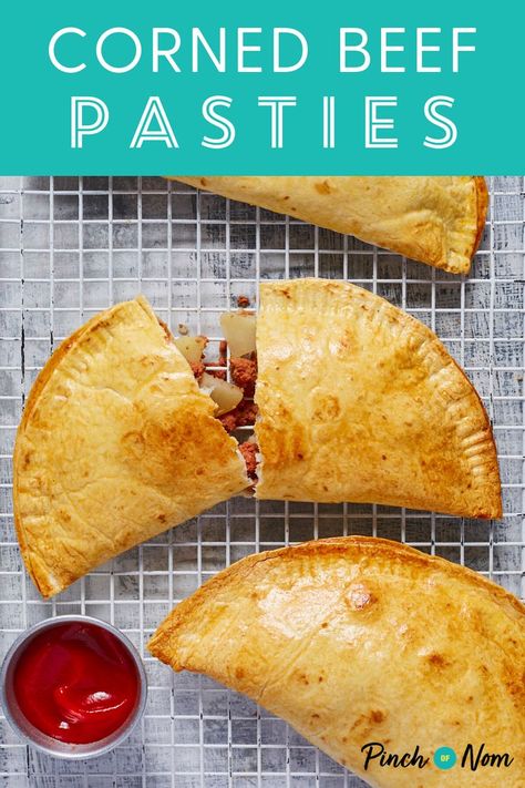 Beef Pasties, Pasties Recipes, Fakeaway Recipes, Pinch Of Nom, Corned Beef Recipes, Diet Meals, Counting Calories, Sausage Rolls, Meat Pie