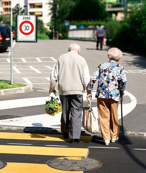 Elder couples in love Old Couple In Love, Cute Old Couples, Vieux Couples, Older Couple, Touching Photos, Grow Old With Me, Couple Walking, Elderly Couples, Growing Old Together