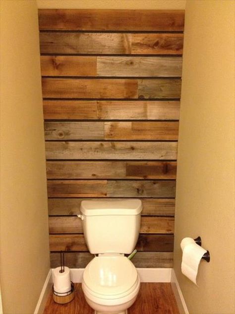 17 Pallet Projects You Can Make for Your Bathroom Pallet Accent Wall, Wooden Pallet Wall, Pallet Bathroom, Pallet Wood Shelves, Pallet Walls, نباتات منزلية, Wood Pallet Wall, Wooden Pallet Projects, Pallet Shelves