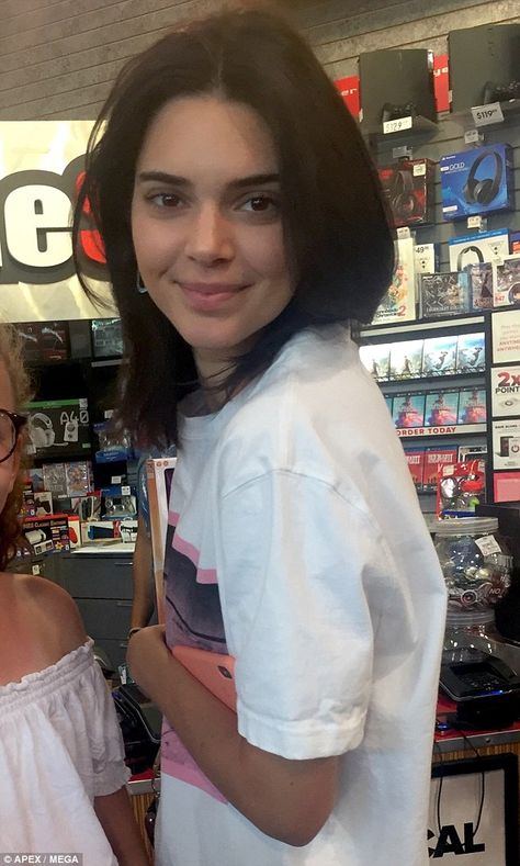 Casual: The 22-year-old and her NBA beau dressed casually and appeared makeup free for the outing without her pet Kendall Jenner Maquillaje, Kendall Ve Kylie, Style Kendall Jenner, Stile Kendall Jenner, Kendall Jenner Makeup, Jenner Makeup, Orange Makeup, Makeup Tip, Bruce Jenner