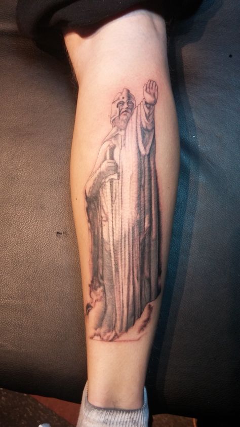 My Second Tattoo, the statue of Anárion the King of Gondor as seen in Lord of the Rings Fellowship of the Ring. Also known as the Argonath, or the Pillars of Kings. Tattoo by Topher Wood (Freakshow Tattoo FoCo Colorado) Tattoo on Trevin Long Argonath Tattoo, Freakshow Tattoo, Lotr Sleeve, The Argonath, Kings Tattoo, Lord Of The Rings Fellowship, Tolkien Tattoo, Fandom Tattoos, Colorado Tattoo