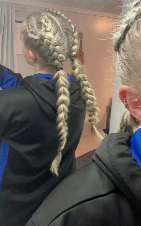 Double Bubble Braid, Meet Hairstyles, Tennis Hairstyles, Sporty Hair, Messy Wavy Hair, Soccer Hairstyles, Track Hairstyles, Bubble Braid, Basketball Hairstyles