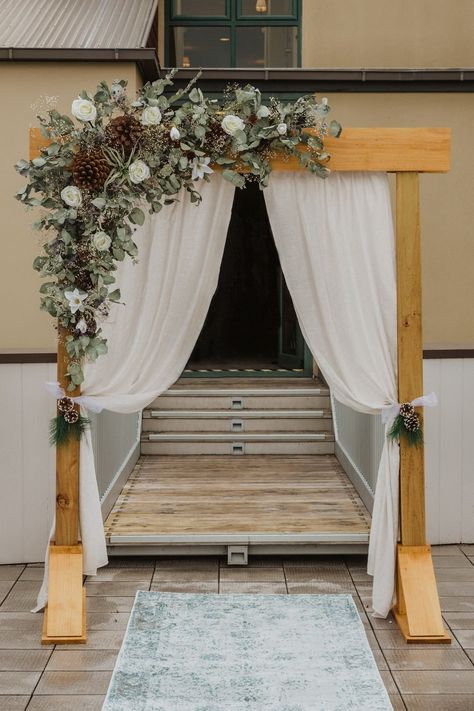 Winter Wedding Ceremony Decorations, Wedding Ideas Mountain, Winter Wedding Arch, Wooden Wedding Arch, Wooden Wedding Arches, Mountain Wedding Ideas, Winter Mountain Wedding, Romantic Winter Wedding, Wedding Arbors