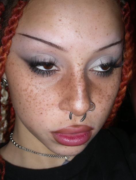 Drawn On Brows, Makeup For No Eyebrows, Split Dyed Eyebrows, Alt Brows, No Eyebrows Aesthetic, Alternative Eyebrows, Y2k Eyebrows, Alt Eyebrows, Drawn On Eyebrows