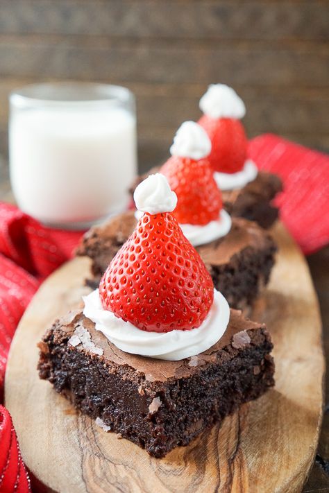 Santa Hat Brownies, Santa Desserts, Rich Chocolate Dessert, Delicious Christmas Desserts, I Am Baker, Brownie Bites, Xmas Food, Christmas Snacks, Fudge Brownies