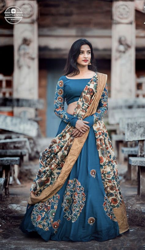 Half Saree With Kalamkari Dupatta, Kalamkari Chunni Dresses, Kalamkari Lehenga Indian Weddings, Kalamkari Half Saree Designs, Kalamkari Lehengas, Kalamkari Lehenga Designs, Lehangas Designs, Kalamkari Half Saree, Half Saree Blouse Designs