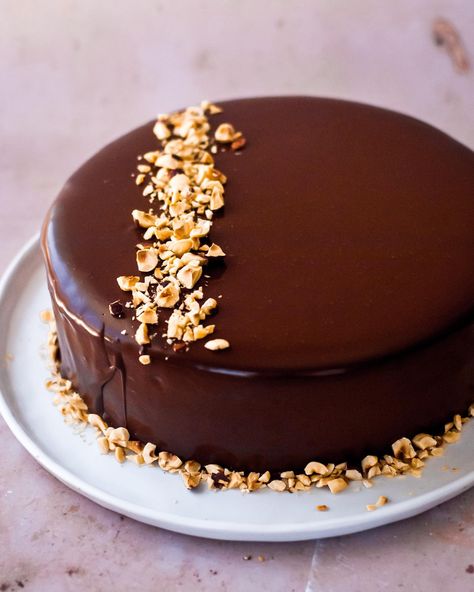 Glazed Cake Decoration, Gorgeous Chocolate Cake, Chocolate Mirror Glaze Cake Decoration, Easy Cake Decorating Chocolate, Chocolate Glazed Cake, Chocolate Glaze Cake Design, Mousse Cake Decoration Ideas, Mousse Cake Design, Modern Chocolate Cake