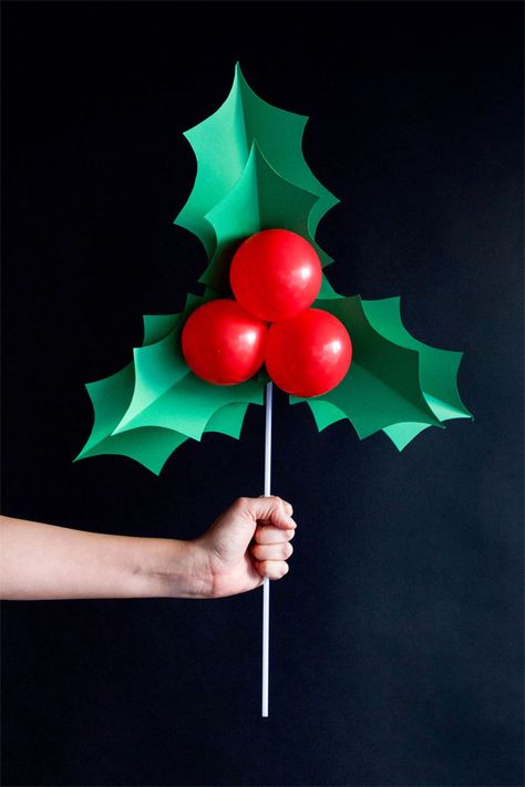 http://ohhappyday.com/2015/12/holly-balloon-sticks/ Christmas Parade Floats, Christmas Balloon Decorations, Diy Christmas Lights, Deco Table Noel, Christmas Float Ideas, Fun Christmas Decorations, Office Christmas Decorations, Christmas Balloons, Christmas Parade