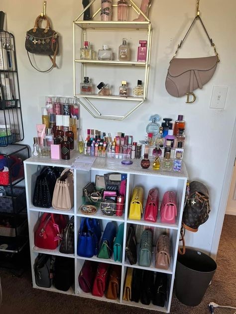 Wallet Organization Closet, Perfume Organizing Ideas, How To Display Purses In Bedroom, Display Purses In Closet, Purse Closet Storage, Ways To Store Purses, Storage Shelf Organization, Organizing Makeup Ideas Small Spaces, Boutique Storage Ideas