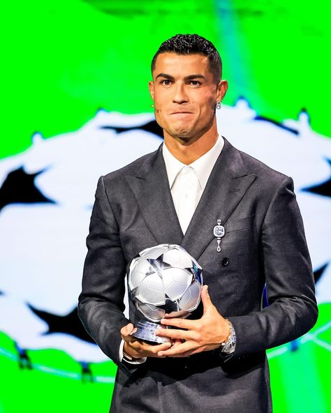 140 goals in 183 games. UEFA honor Cristiano Ronaldo with a trophy for being the Champions League’s all-time top scorer 🏆 Cristiano Ronaldo 7, Cristiano Ronaldo Cr7, Soccer Gear, Paper Crafts Diy Kids, Football Jerseys, Soccer Jersey, Cristiano Ronaldo, Champions League, Football Players