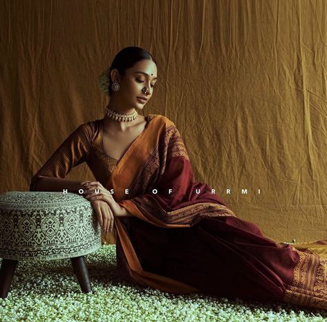 Saree Modelling Poses, Indian Saree Photography, Model In Saree Photography, Saree Shoot Poses, Traditional Indian Photoshoot, Indian Photoshoot Aesthetic, Saree Model Shoot, Bold Saree Photoshoot Indoor, Saree Photoshoot Aesthetic