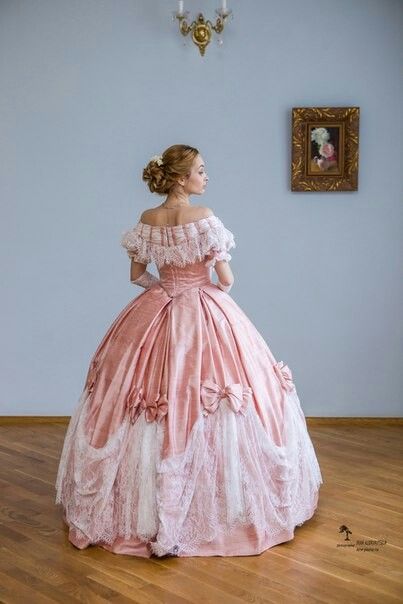 1800s Ball Gown, Pink Victorian Dress, Victorian Dress Gown, Victorian Ball Gowns, Victorian Era Dresses, Victorian Gown, Dress History, Old Fashion Dresses, Victorian Clothing