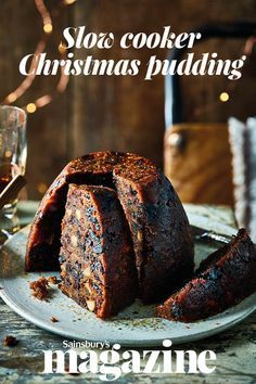 Cook your Christmas pudding in a slow cooker for zero faff and lots of flavour. This delicious recipe features sweet red fruits and a splash of amaretto English Christmas Pudding, Amaretto Recipe, Slow Cooker Christmas, Christmas Food Ideas, Christmas Pudding Recipes, Xmas Pudding, Plum Pudding, Dessert Aux Fruits, Gateaux Cake