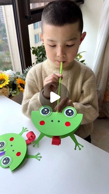 7,337 likes, 18 comments - paper.crafts.in on January 22, 2024: "A little frog that can stick out its tongue🐸, use cardboard and a straw to make a little frog that can stick out its tongue for children. It is simple and interesting #parentchild #handicraft #kindergarten #handicraft #homemade #toy #creative #children #handicraft #littlefrog #origami #handicraft paper craft ideas". Frog Craft For Kindergarten, Diy Straw Crafts, Paper Frog Craft, Straw Projects, Straw Activities, Paper Straws Crafts, Frogs For Kids, Matchstick Craft, Frog Activities