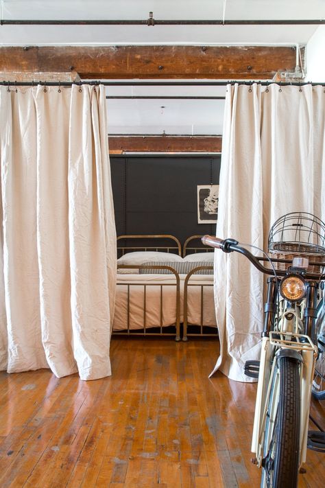 Scott & Kristan's Inspiring Arts District Loft Loft Estilo Industrial, Bed Placement, Curtain Divider, Casa Loft, Diy Room Divider, Loft House, Loft Apartment, Bedroom Layouts, Loft Spaces